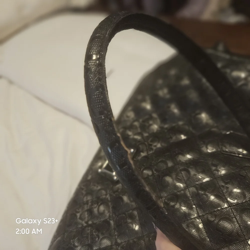 Guess Embossed Black Shoulder Bag, Pleather, Slightly Warn On One Handle. - Picture 8 of 8